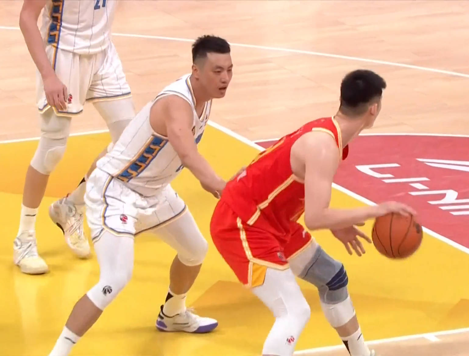 包含CBA常规赛赛程吃紧；亚特兰大集结日造点机会；管理层满意；阵容厚度经受考验的词条